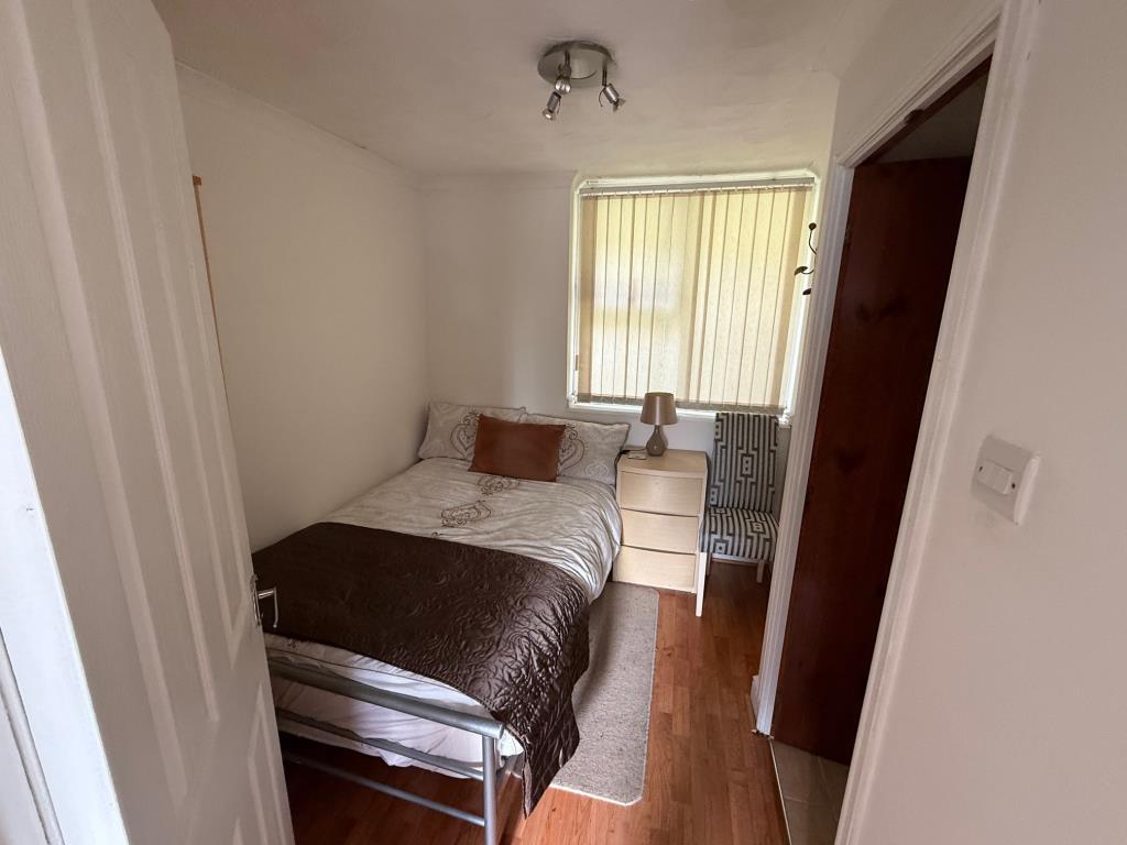 Lot: 13 - HOLIDAY CHALET FOR IMPROVEMENT - Bedroom in need of refurbishment